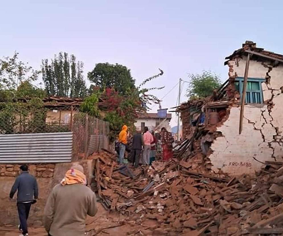 Trzesięnie ziemi w Nepalu. Policja: Ponad 100 ofiar śmiertelnych, setki rannych