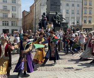 Polonez wiosenny na Rynku Głównym w Krakowie