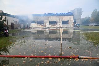 Hala produkcyjna w ogniu! Pożar hali pod Trójmiastem. Zamknięta droga i apel do mieszkańców