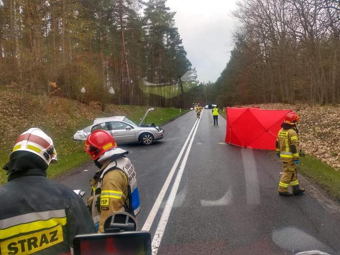 Straszny wypadek koło Złotowa. Nie żyje 25-latek. Rodzinę z dzieckiem zabrał helikopter LPR 