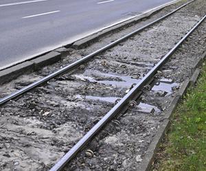 Katastrofalny stan torowiska na al. Waszyngtona. Tramwajarze naprawią tylko fragmenty 