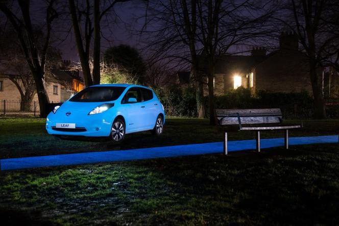  świecący Nissan Leaf