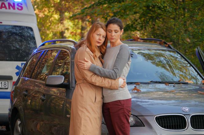 Pierwsza miłość. Teresa Żukowska (Ewa Skibińska), Kinga (Aleksandra Zienkiewicz)