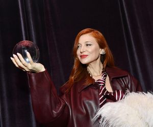 Tak znana aktorka przyszła ubrana na imprezę. Wszyscy patrzyli na to, co ma pod pachą!