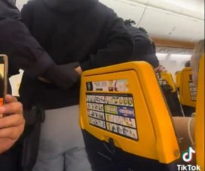 Bijatyka w samolocie! Wieczór kawalerski doprowadził do katastrofy. Zobacz wideo