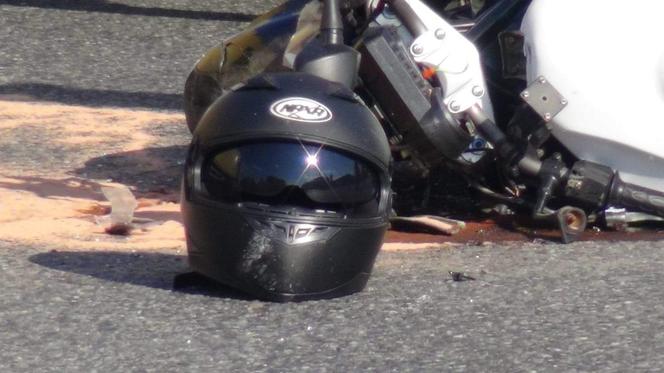 Roztrzaskał się motocyklem o osobówkę. 43-latek trafił do szpitala
