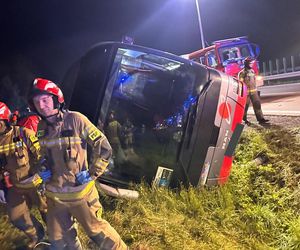 Format: Wypadek autokaru z amerykańskim żołnierzami na A4 pod Jaworem. Jest wielu rannych. Żołnierkę zabrał śmigłowiec [ZDJĘCIA].