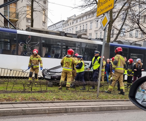 Poważny wypadek na al. Piastów. Samochód zderzył się z tramwajem! 