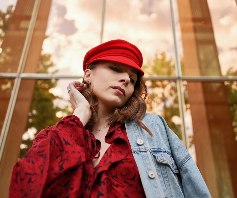 Czerwona koszula będzie hitem jesiennych stylizacji. Jak ją nosić w modny sposób?