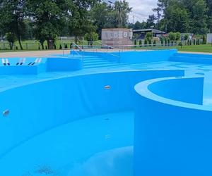 Letni basen w Dąbrowie Tarnowskiej powraca po rocznej przerwie! Tak wygląda odnowiona pływalnia! [GALERIA]
