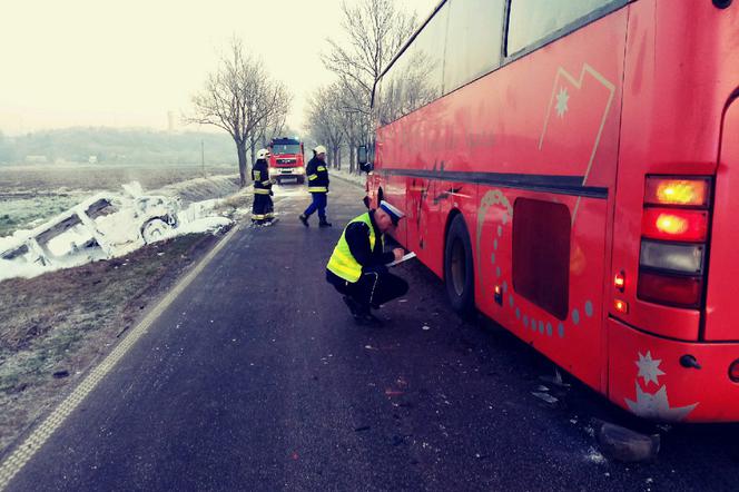 Zderzenie busa i autobusu. Bus stanął w płomieniach. 8 osób rannych