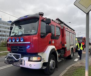 Tramwaj uderzył w busa na Annopolu. Poważny wypadek, motorniczy ranny