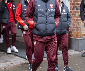 Reprezentacja zmokła na spacerze. Lewandowski się krył przed deszczem