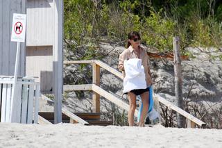 Agnieszka Dygant chowa się za parawanem