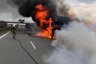 Dźwig stanął w ogniu na autostradzie A2. Słup dymu było widać z daleka