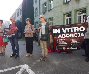 IN VITRO = SIĘ ABORCJA. Pikieta przed Urzędem Miejskim w Starachowicach
