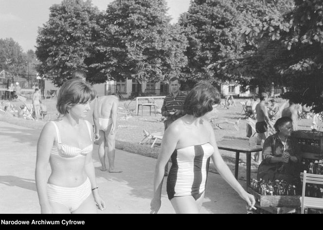QUIZ PRL. Seksbomby znad Bałtyku. W czym opalały się nasze matki i babki? 15 pytań o plażowanie w stylu PRL