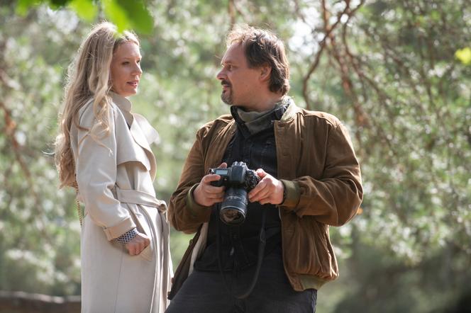 Na Wspólnej odc. 3127. Renata (Marta Jankowska), fotograf Roch (Piotr Łukawski)