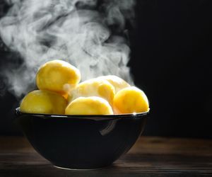 Gotowanie ziemniaków w mikrofalówce jest możliwe. Podpowiadamy, jak ugotować ziemniaki w mikrofali