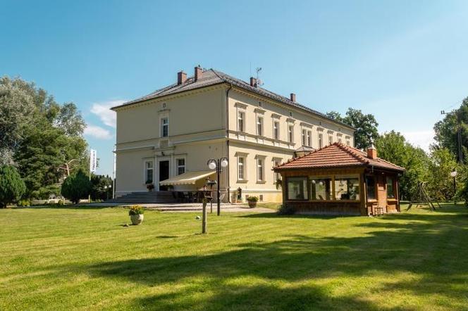 Zabytkowy pałac z wielkim parkiem pod Wrocławiem na sprzedaż. Cena robi wrażenie