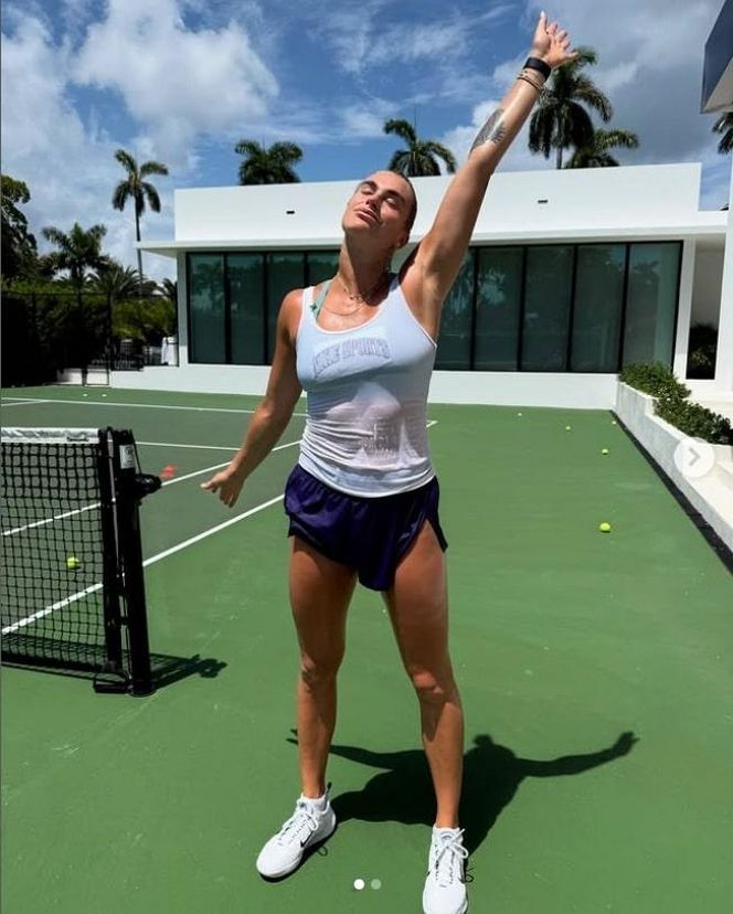 Spocona Aryna Sabalenka po treningu