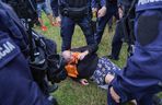 Aktywistka Katarzyna Augustynek zatrzymana przez policję podczas kontrmanifestacji na trasie pikiety przeciwko imigracji