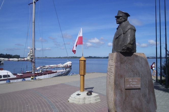 Puck - nabrzeże. Pominik upamiętniajacy Zaślubiny Polski z morzem dokonane przez gen. Józefa Hallera 10 lutego 1920 r