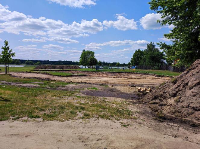 ZOBACZ ZDJĘCIA z postępów budowy toru pumptrack nad zalewem Muchawka