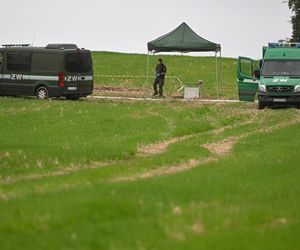 Służby pracują w Choinach w pow. świdnickim. Znaleziono tam szczątki rakiety