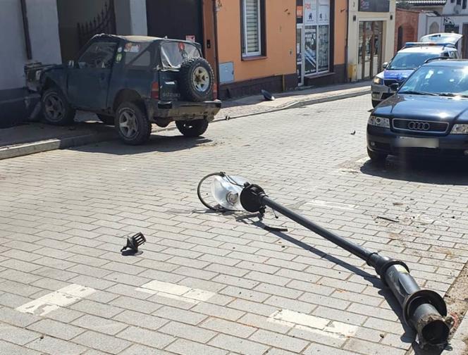 Świecie: 18-latek wjechał w budynek KRADZIONYM autem! Surowe konsekwencje [ZDJĘCIA]