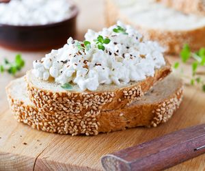 Serek wiejski - jak jeść? Wartości odżywcze serka wiejskiego