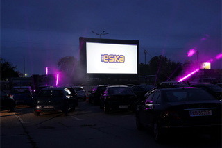 Poznań: Kino samochodowe Ferment nie zwalnia tempa! [REPERTUAR 08-11.06.2020]