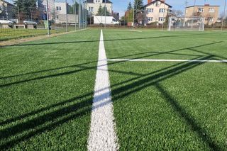 ​Boisko koło szkoły na Zatorzu w Lesznie jak nowe. Co się zmieniło?