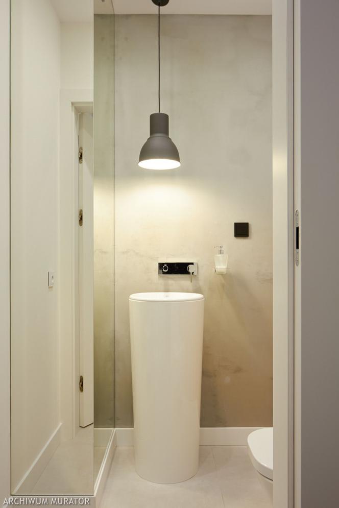 Ściana w łazience z efektem betonu
