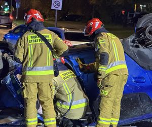 Auto rosyjskiej ambasady dachowało w Warszawie! Odłamki uszkodziły inne pojazdy