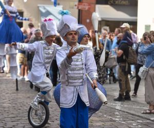 Kolorowa parada na otwarcie Dni Torunia. Przeszła przez serce toruńskiej starówki