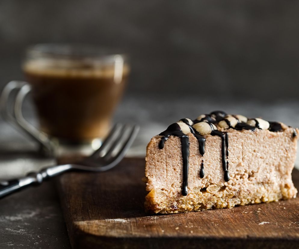 Zaskocz gości czymś zupełnie nowym. W tę Wielkanoc przygotuj sernik czekoladowo-kokosowy