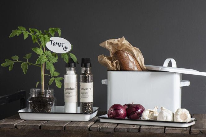 Domowe akcesoria emaliowane