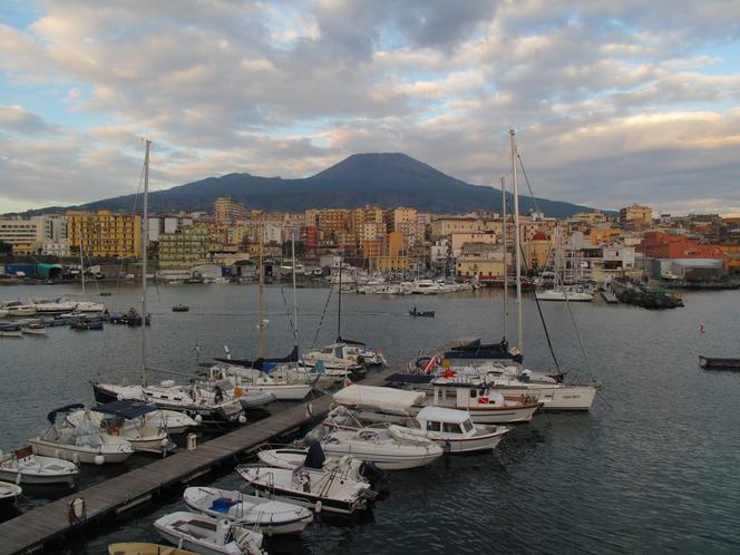 Marina Torre del Greco pod Wezuwiuszem