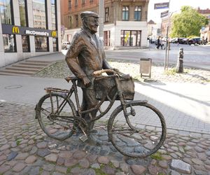 Pomnik Starego Marycha na ulicy Półwiejskiej 