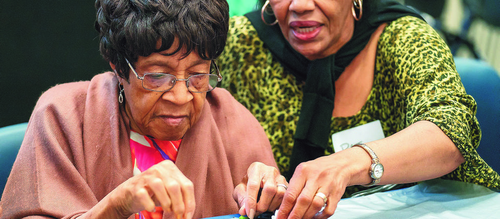 Żąda $50 mln dla seniorów