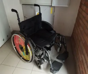 Łukasz odzyskał przystawkę do wózka inwalidzkiego. Szczęśliwy finał poszukiwań