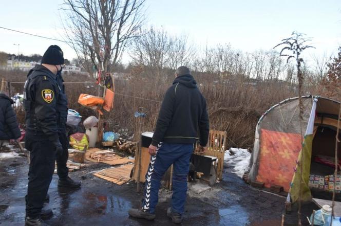 Koczowiska bezdomnych w Grudziądzu pod nadzorem Straży Miejskiej
