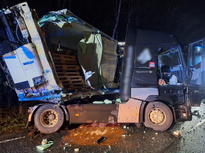 Wypadek na DK 10 pod Bydgoszczą! Zderzyły się dwie ciężarówki i osobówka [ZDJĘCIA]