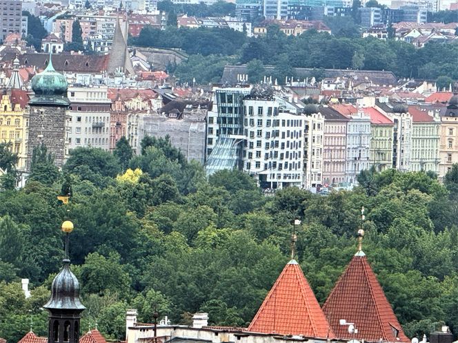 Tańczący dom widziany z hradczańskiego wzgórza