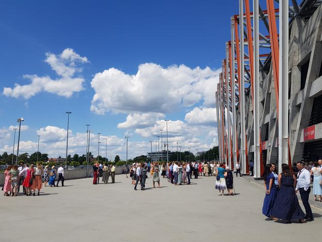 Kongres Świadków Jehowy w Białymstoku. Na stadionie miejskim tysiące uczestników [ZDJĘCIA]