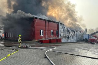 Potężny pożar pustoszy halę w woj. lubelskim