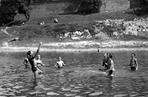 Plażowicze podczas wypoczynku. Chłopcy grający w wodzie w siatkówkę. Zdjęcie zrobione w 1929 roku 
