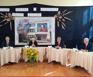100 par zatańczyło poloneza na 100-lecie siedleckiego Ekonomika