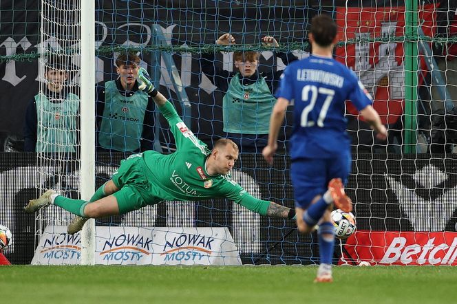 Rafał Mikulec w spotkaniu z Miedzią Legnica nabawił się bardzo groźnie wyglądającej kontuzji. Zawodnik długo opatrywany był na murawie, skąd zabrała do karetka
